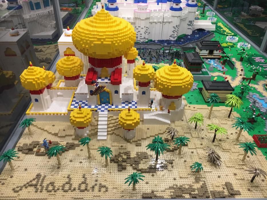 Desde el 16 de junio y hasta que acabe el verano, el 22 de septiembre, la muestra de maquetas de Lego podrá visitarse en el Muelle Uno de Málaga capital.