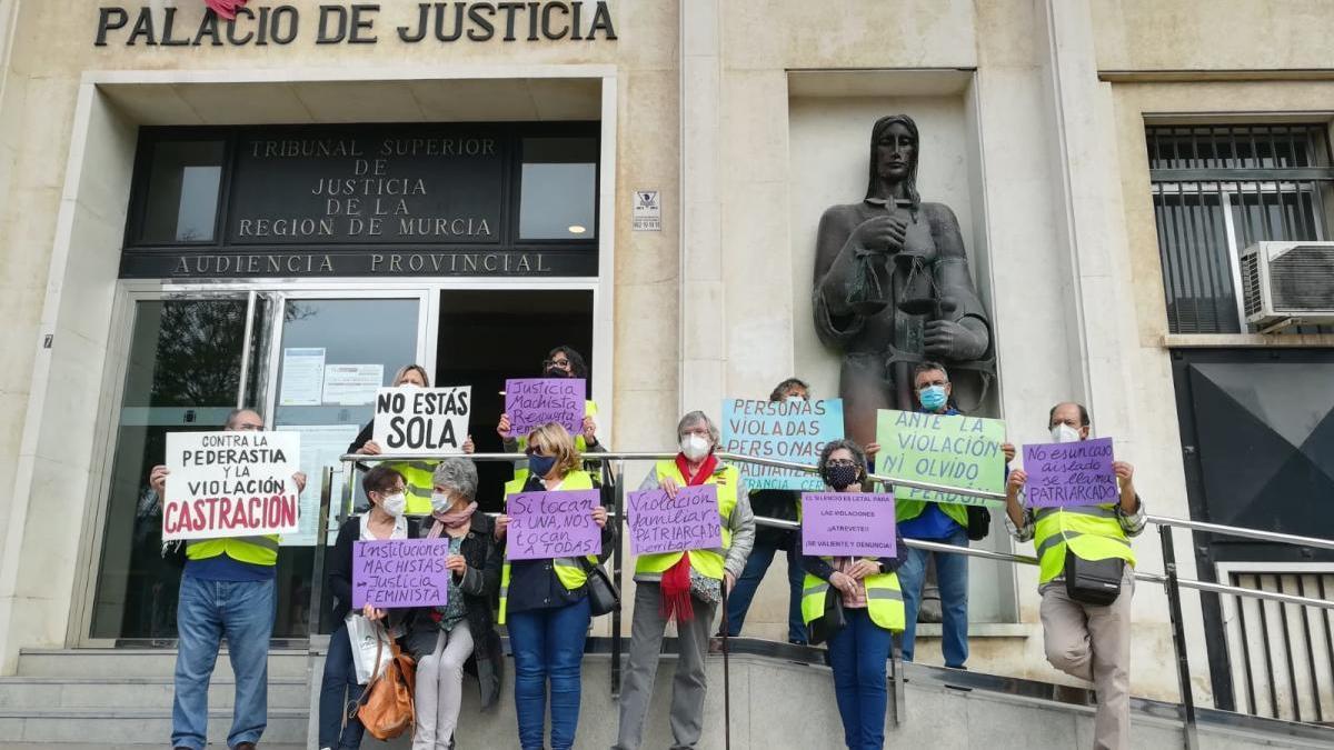 Vecinos concentrados en la puerta de la Audiencia para apoyar a la víctima.