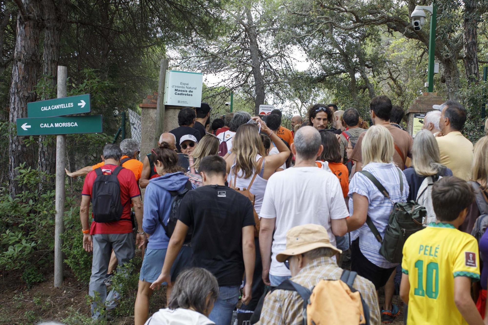 Els activistes han demanat la reobertura del camí de ronda al seu pas per Can Juncadella