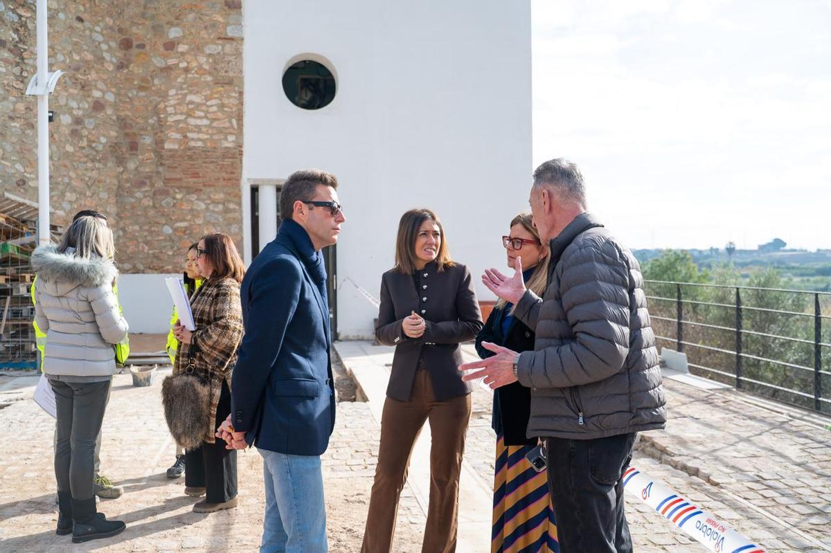 La alcaldesa, María Tormo, ha encabezado la visita a las obras.