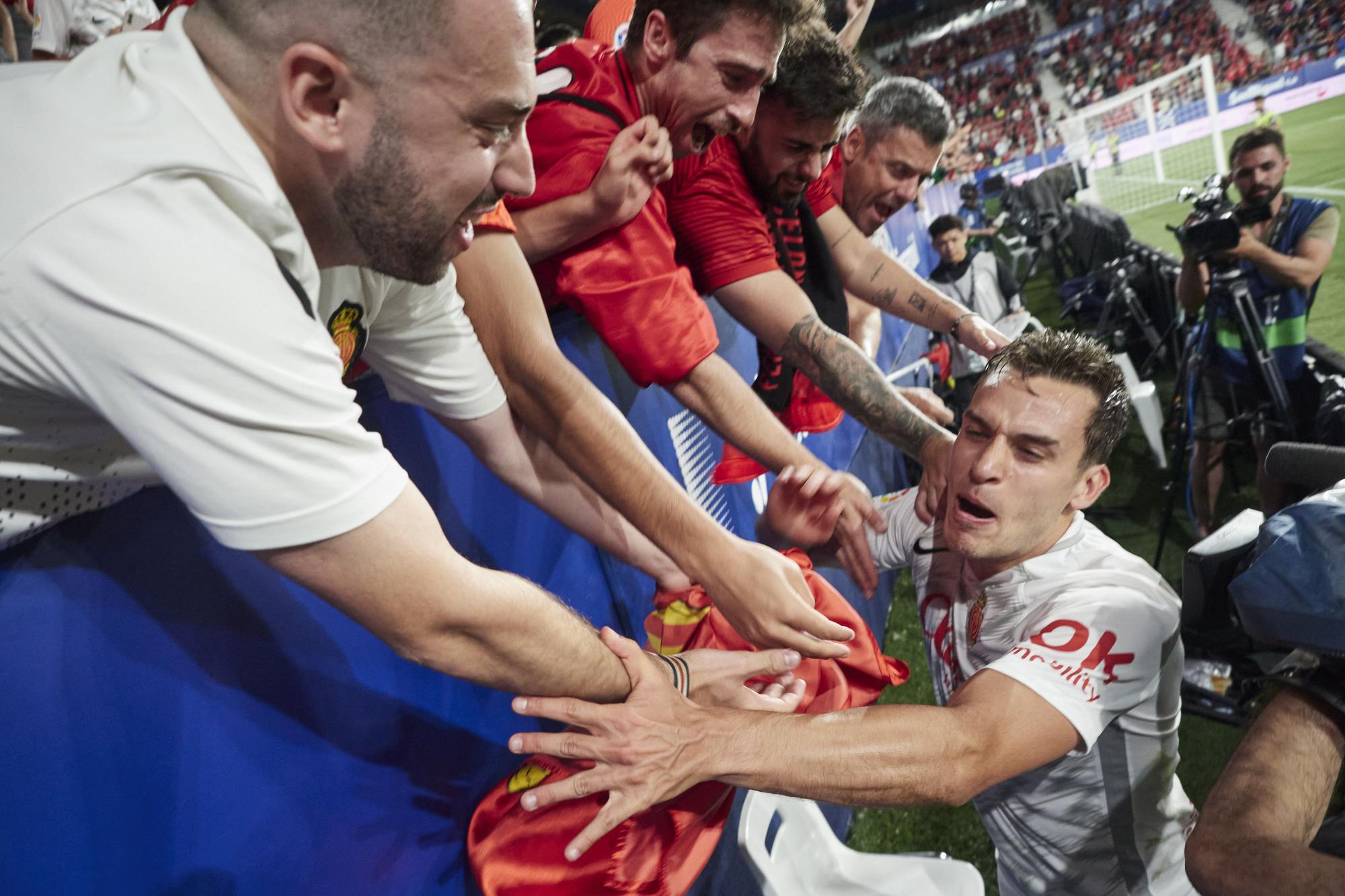 Osasuna-RCD Mallorca: Las fotos de la alegría desatada de los jugadores del Mallorca al conseguir la permanencia