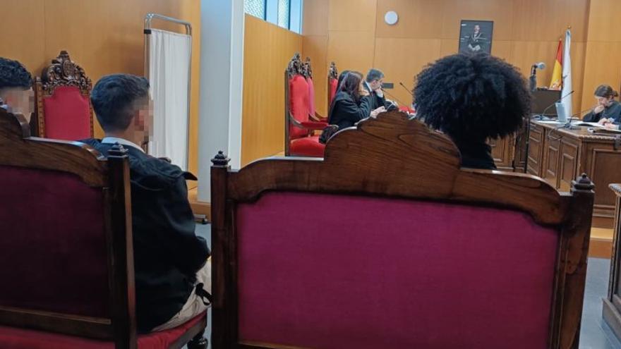 A juicio por un atraco a golpes y por usar la tarjeta de la víctima en un bar y un estanco