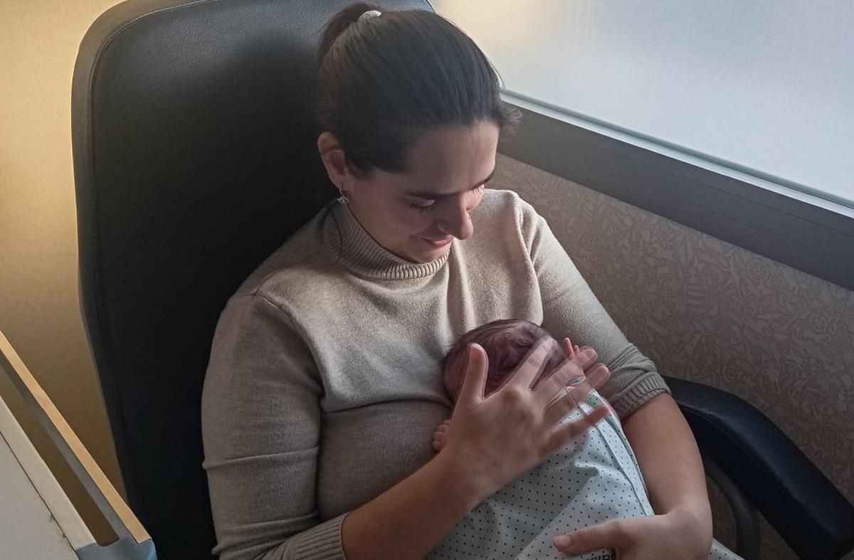 Lucía Medina con su hijo, Manuel, en el hospital Virgen del Rocío de Sevilla, donde se recuperan.