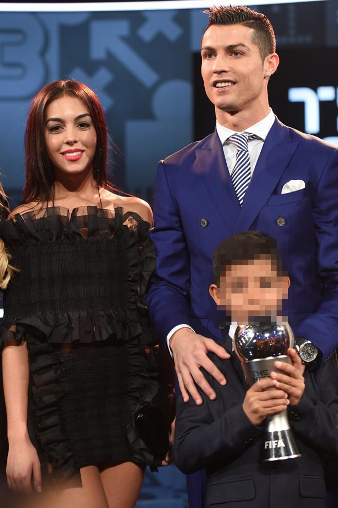 Cristiano Ronaldo junto a su novia y su hijo