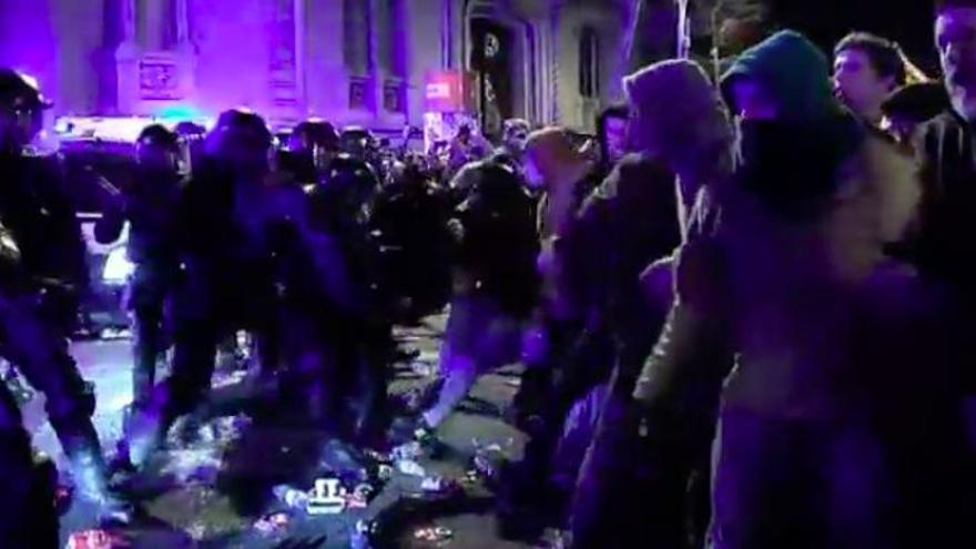 Bei den Auseinandersetzungen in Barcelona wurden mehr als 100 Personen verletzt und mindestens neun Demonstranten festgenommen.