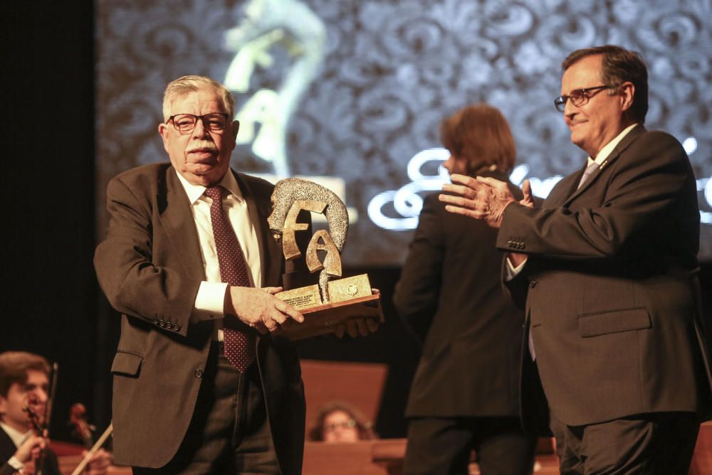 El restaurador y expresidente de Santa Cruz Ramón Riquelme, premio "José Ángel Guirao" en la gala Festers d'' Alacant.
