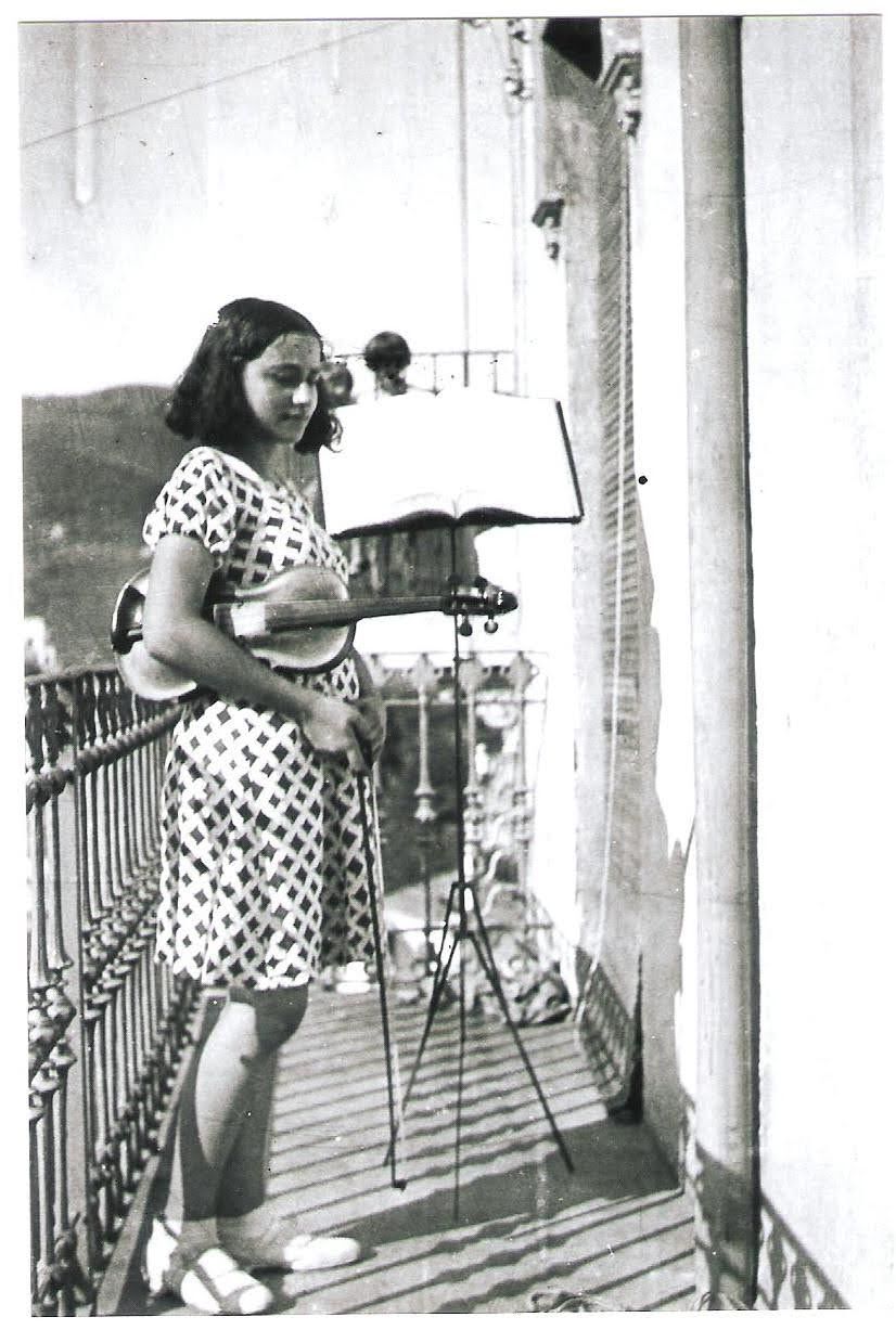 Joana Massalleras estudiant a la casa de Portbou, el 1932.