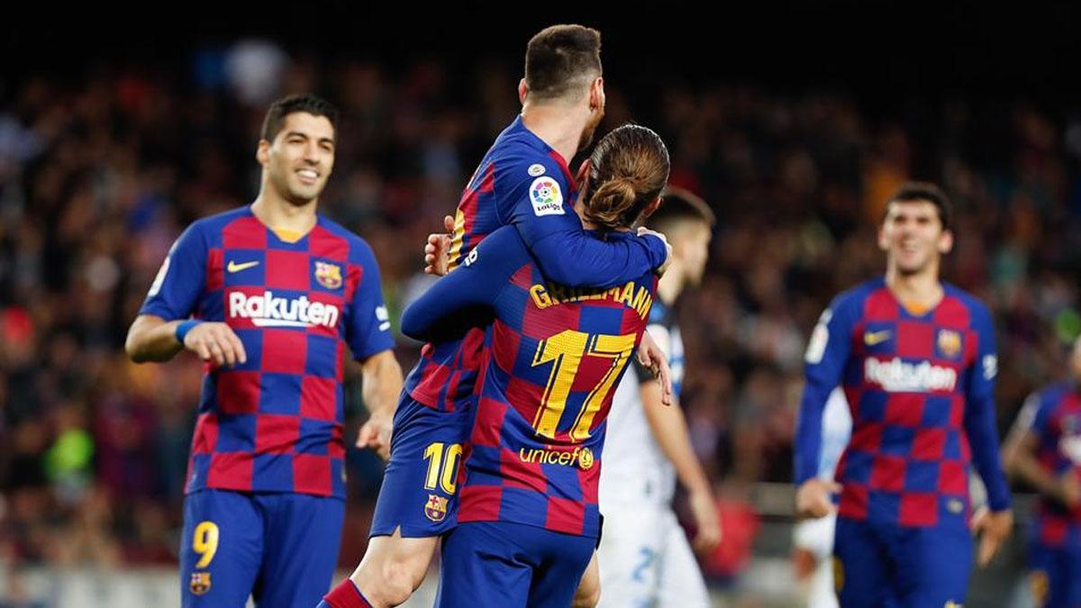 Messi y Griezmann se abrazan en el último partido de 2019, un Barça-Alavés que terminó 4-1
