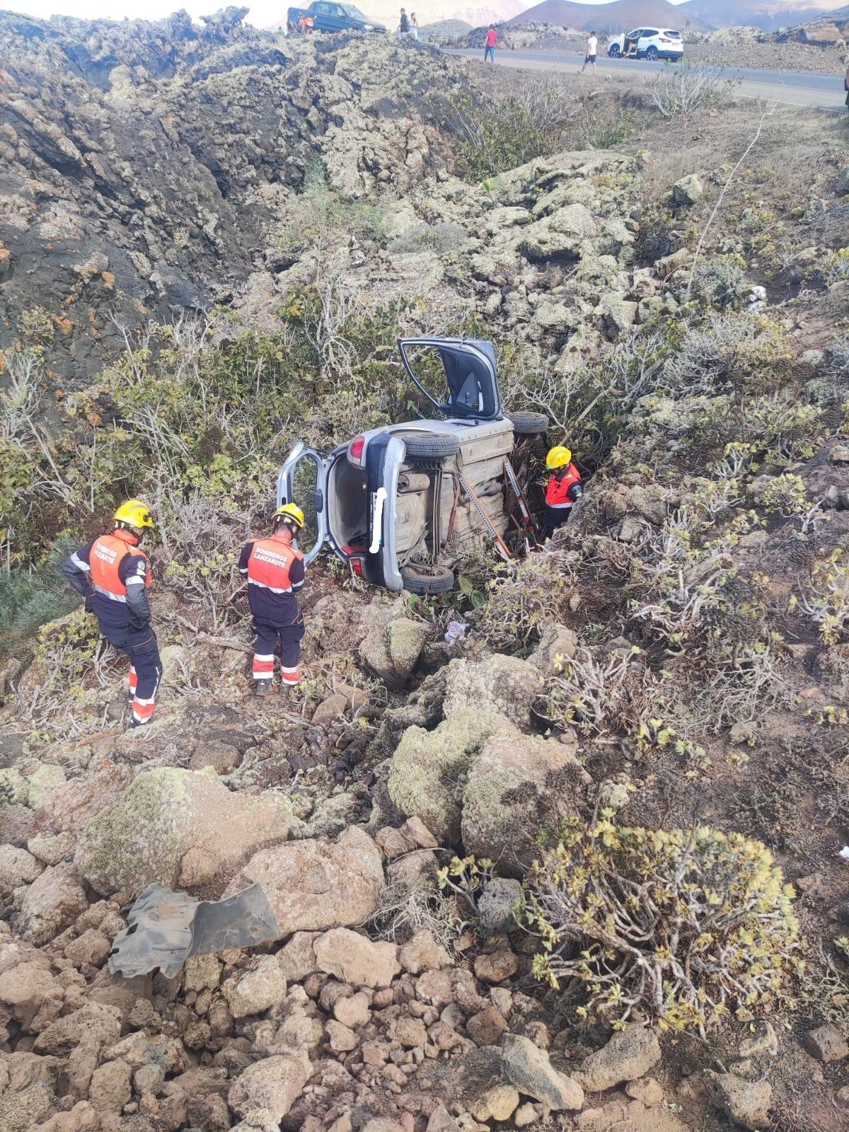 Un coche vuelca en la trasera de la Feria de Artesanía de Mancha Blanca.