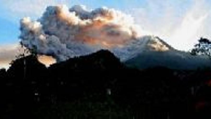 El Merapi entra en erupción tras expulsar gases