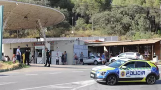 Un incendio en la zona de las ermitas obliga a desalojar viviendas de la urbanización El Jardinito