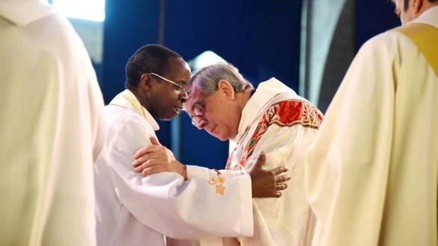 El pare abat de Montserrat i el rector de la Seu i del Carme, mossèn Joan, en el moment de donar-se la pau