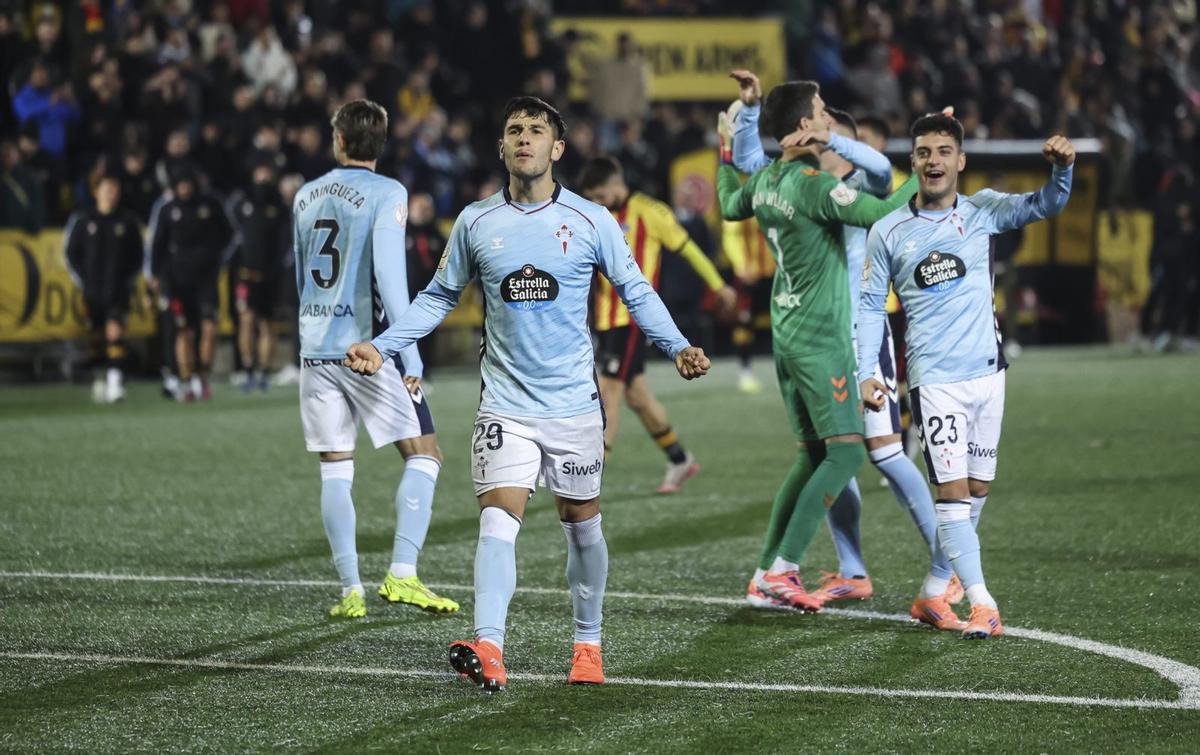 Yoel Lago y Hugo Alvarezcelebran la victoria.