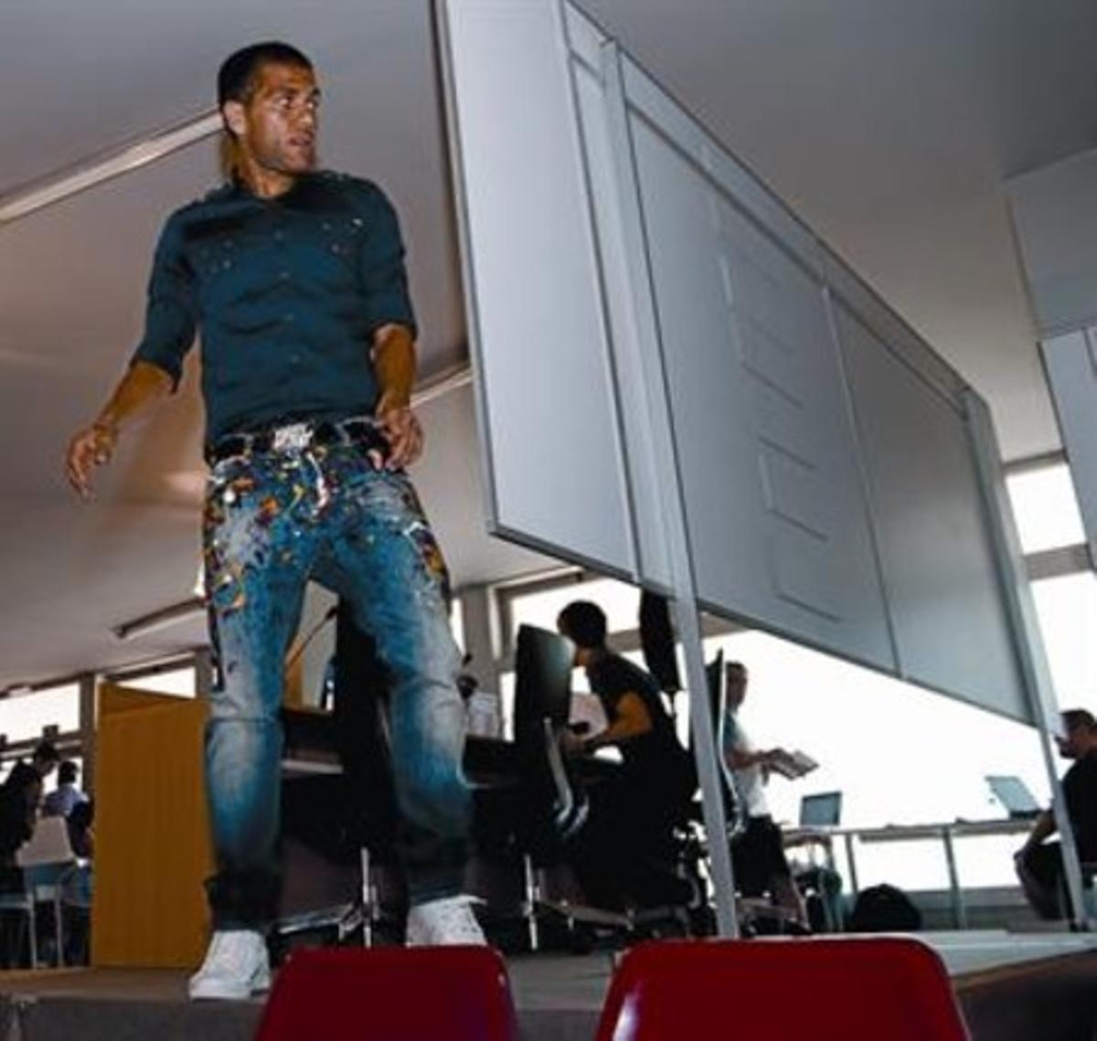 Alves surt de la sala de premsa de la ciutat esportiva després de l’entrenament d’ahir.