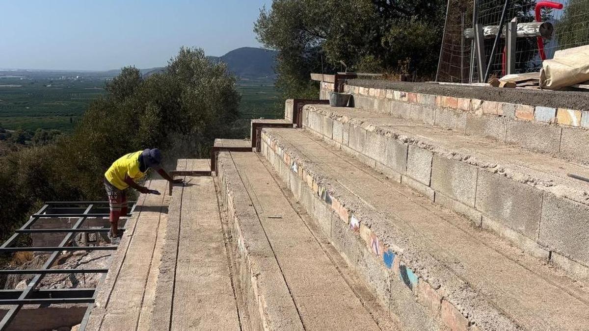 Un operari col·loca les peces ceràmiques que lluirà el mirador de la Muntanyeta de Sant Antoni de Betxí.