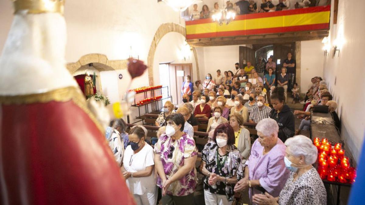 Asistentes a la misa de los enfermos, ayer, en la capilla de San Adriano. |