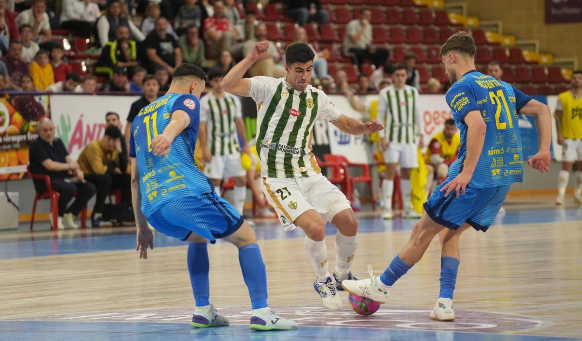 Carlos Gómez pugna con dos rivales.