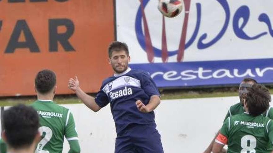 Álex Arias cabecea un balón, ayer en Miramar.