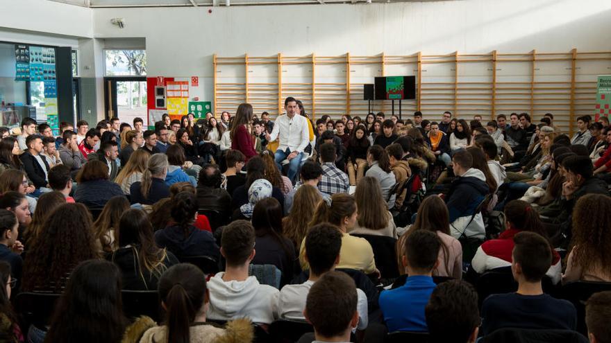 El alcalde, rodeado de alumnos y alumnos del instituto del municipio en el acto de «Recrea Mislata».