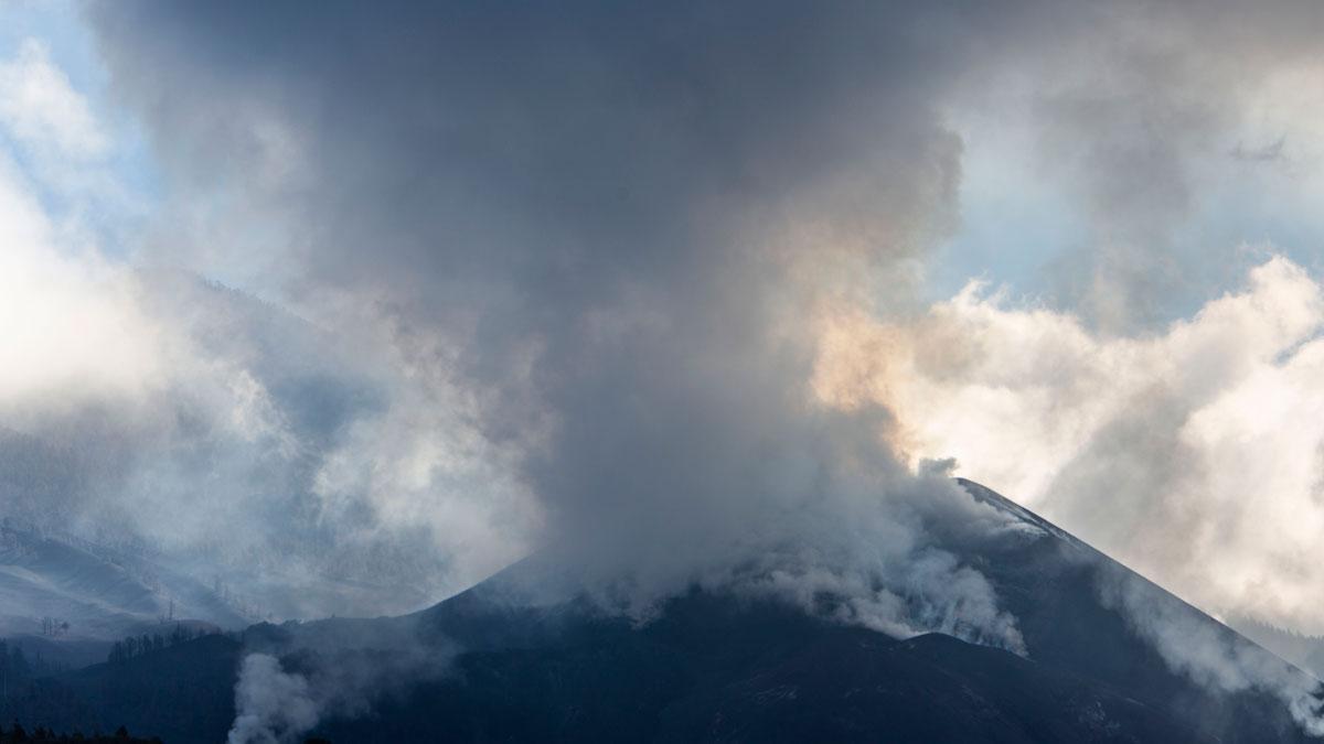 El cono del volcán de La Palma, que ya ha alcanzado los 1.124 metros de altura, según a informado el Instituto Geográfico Nacional.