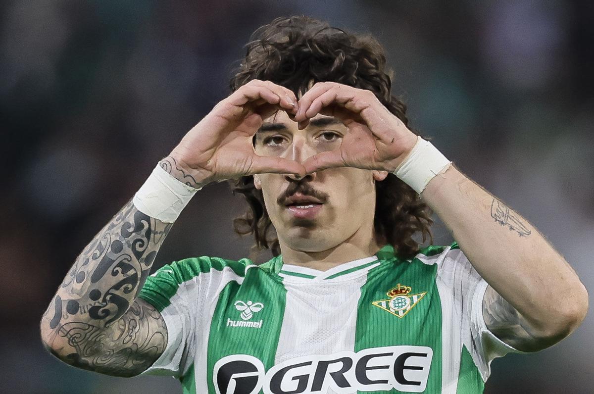 Héctor Bellerín celebra su gol durante el Betis-Celta de Liga en La Cartuja