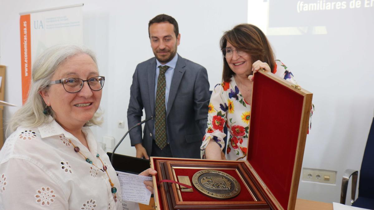 La rectora y el decano entregan una placa conmemorativa a la hermana de Claver.