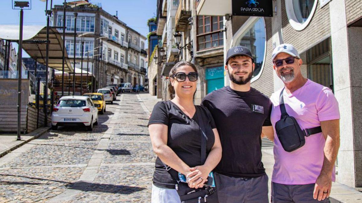 Alexandra, Lucas y Jorge, turistas de Miami, ayer en Vigo
