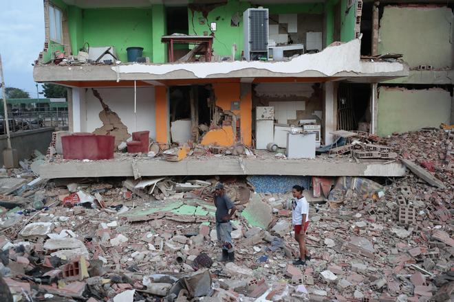 Rescates contra reloj, ayuda a cuentagotas y saqueos en una Venezuela desbordada por el terremoto