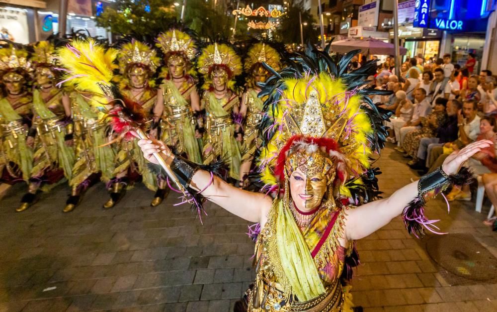 Los Moros y Cristianos hacen suyas las calles de Benidorm.