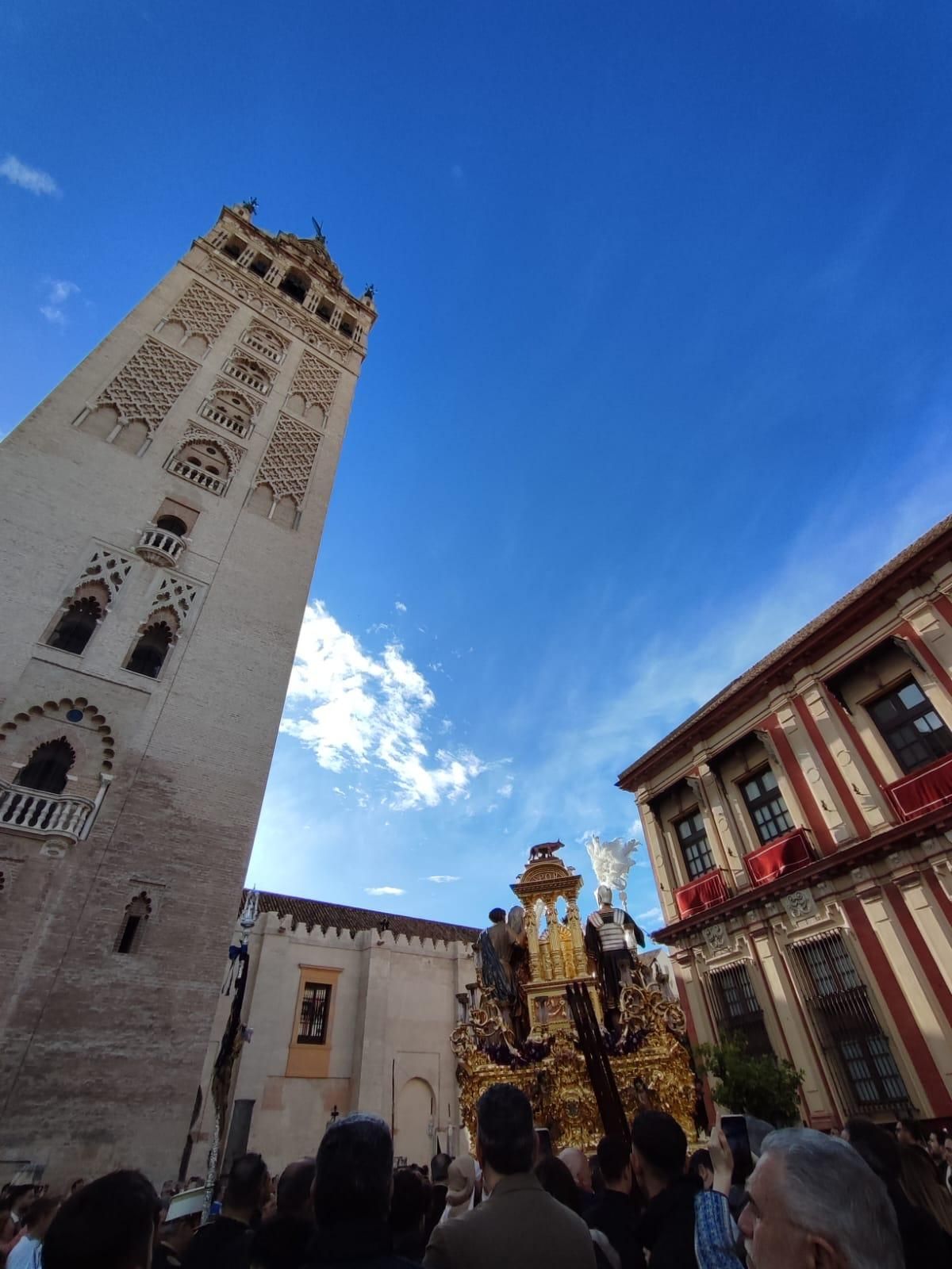 San Benito saliendo de la Catedral de Sevilla.