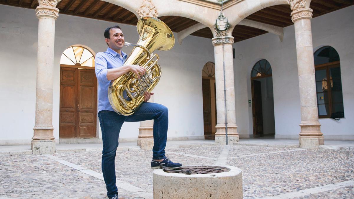 David Muñoz posa con su tuba en el palacio de Condes de Requena