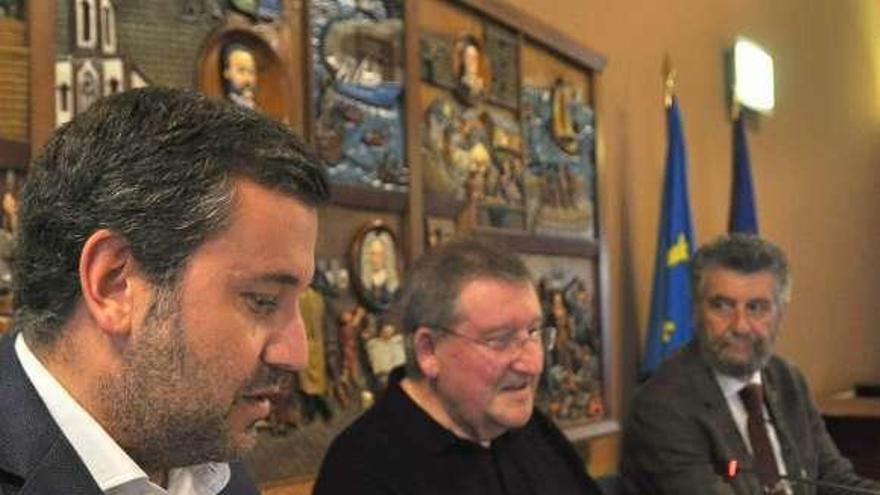 Gonzalo Asenjo, Marino Suárez y el alcalde Ignacio García Palacios, en el homenaje celebrado en Navia.