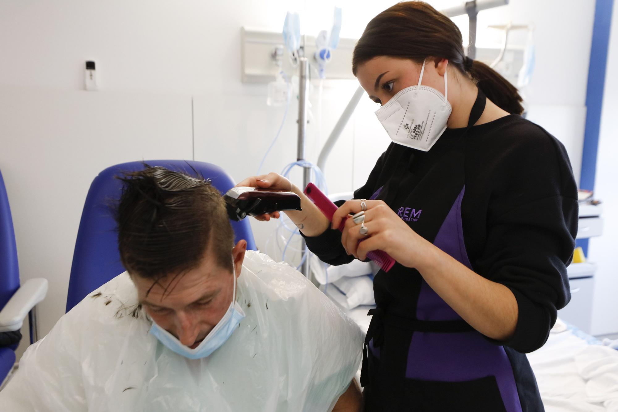 Las alumnas del IES Algarb cortan el pelo a pacientes ingresados en Can Misses