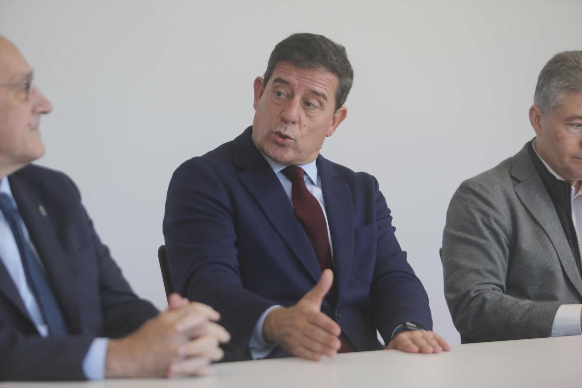 Encuentro de Besteiro en A Coruña con los tres rectores de las universidades gallegas