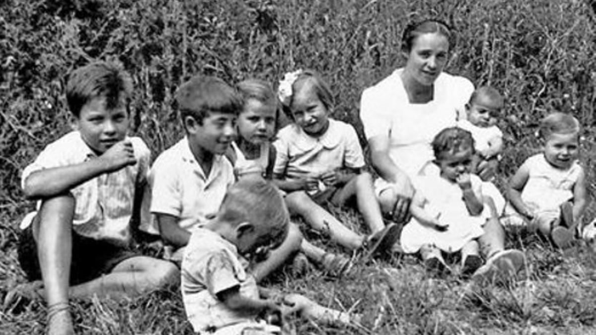 CON LOS NIÑOS. Elisabeth Eidenbenz, con algunos de los niños que ayudó a cuidar.
