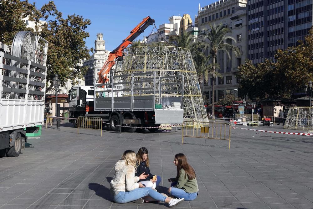 Montaje del árbol de navidad del Ayuntamiento de València