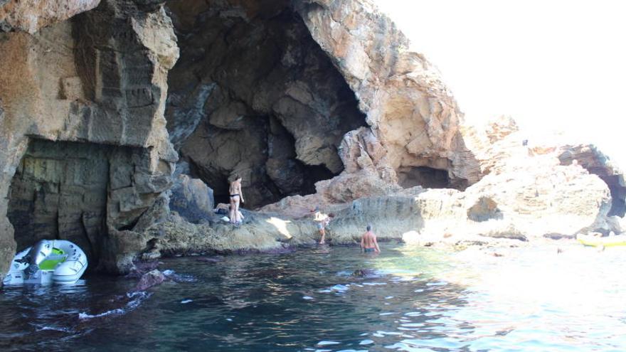 Una embarcación neumática escondida en uno de los recovecos de la gruta litoral.