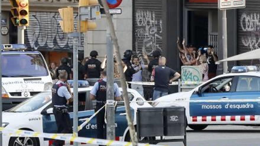 Despliegue policial en el lugar del atentado en las Ramblas de Barcelona.