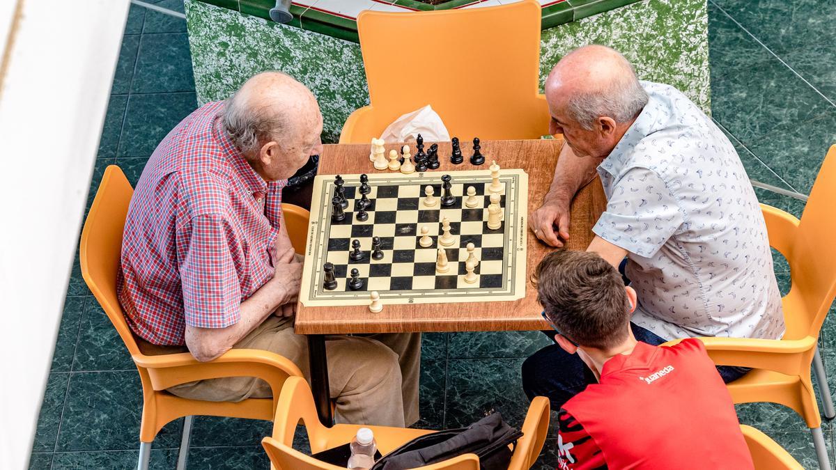 El centro social Llorca Llinares es frecuentado por muchos ciudadanos, especialmente mayores, para socializar y jugar a juegos de mesa.