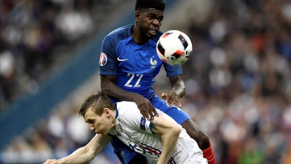 Umtiti pugna con Bodvarsson por la pelota, en el partido del Stade de France.