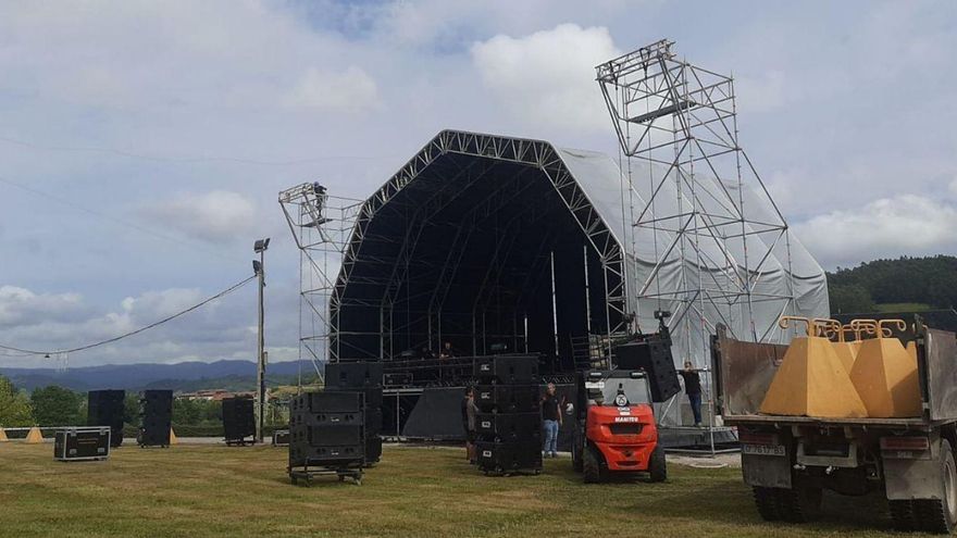 El escenario de los conciertos, ayer, en pleno montaje. | L. P.