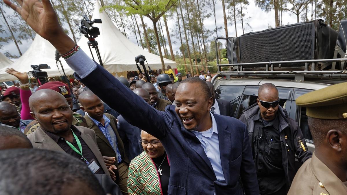 El presidente en Kenia, Uhuru Kenyatta, tras dipositar su voto en las segundas elecciones presidenciales