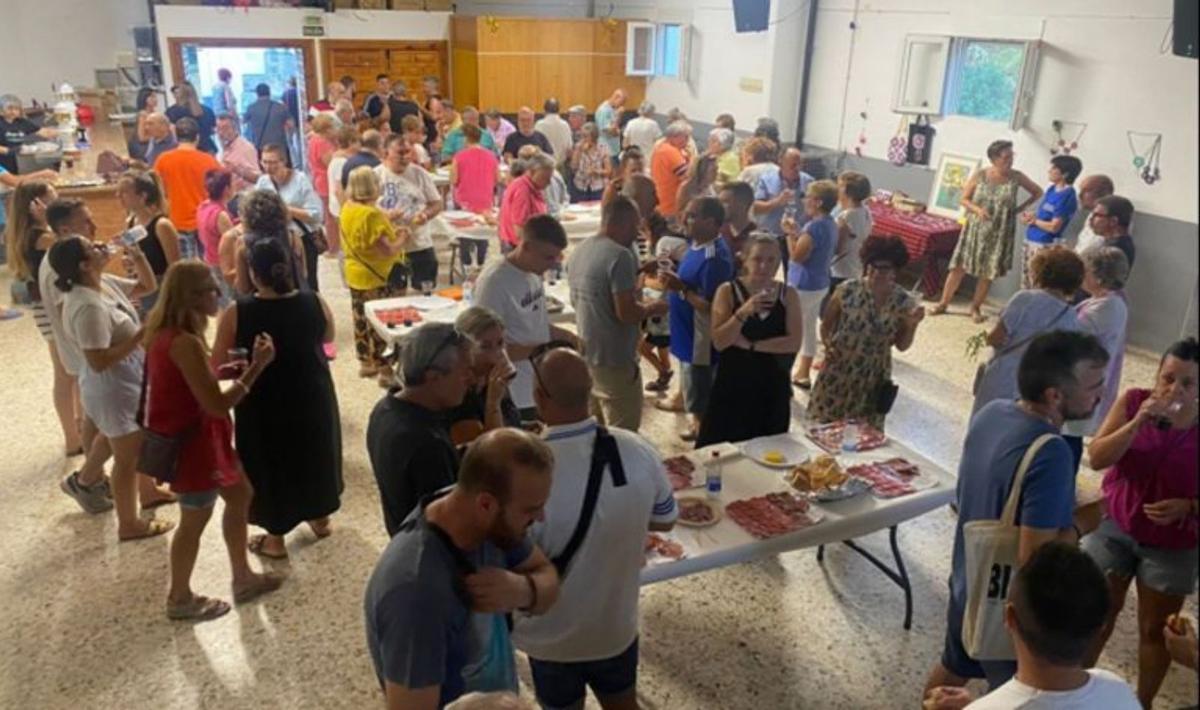 Los vecinos disfrutaron de un ágape.