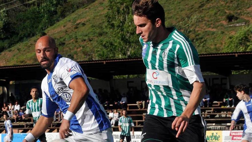 Miguel, del Lugones, y Pablo Sánchez, del Lenense, en una jugada.