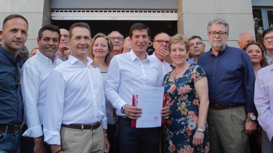 Rafa García, en el centro, en la sede del PSPV. Foto: Eduardo Ripoll