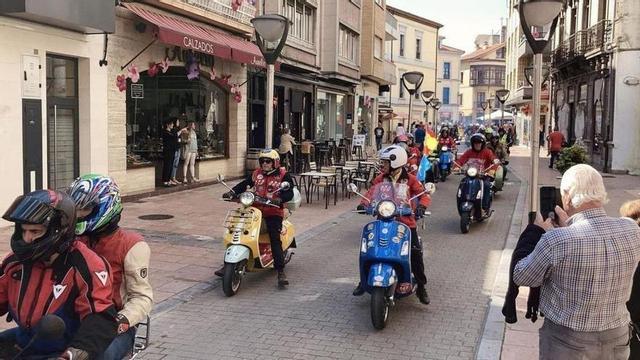 El desfile de la concentración de Vespa y Lambretta en una edición anterior de la cita..