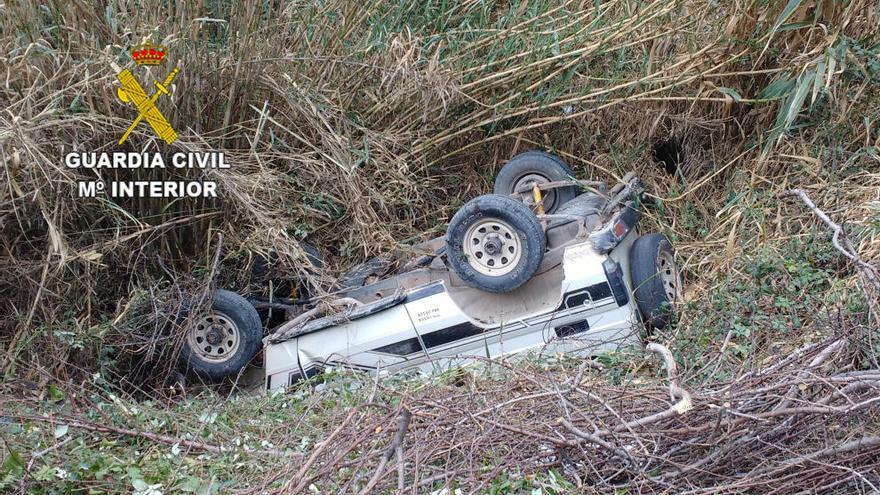 Roban un vehículo y lo precipitan por un barranco en Altura