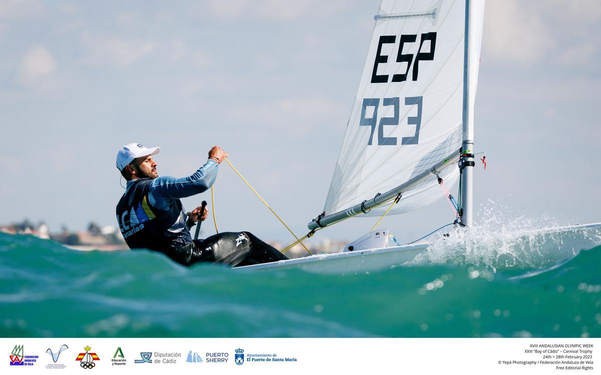 Leo Barreto en la regata ILCA 7 en Cádiz.