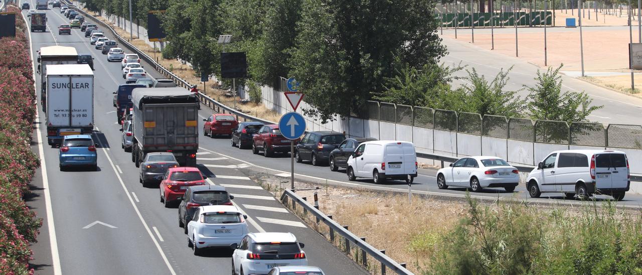 Atascos que se producían en la salida de la autovía del estadio de fútbol.