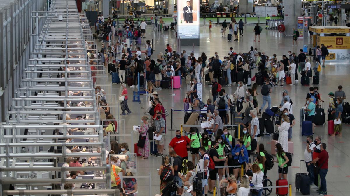 Imagen del Aeropuerto de Málaga-Costa del Sol en la primera jornada del arranque del verano de 2021